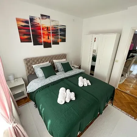 Elegant Escape Apartment *